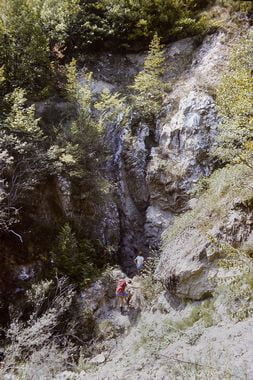 Apuany 85 - Otwór jaskini w Rejonie Gipsum Triassic Bismantova fot K. Hancbach